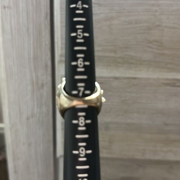 COSTUME JEWELRY SILVER AND LARGE WHITE FLOWERS APPROX SIZE 7 1/4 - Picture 2 of 2